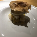 forare - デザートです。洋梨に焼き芋アイスの上にポルチーニのメレンゲこれが美味しいかった、ランチ