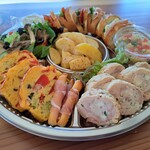 カピバラ食堂 - 料理写真:年末年始オードブルご予約受付中！お渡しは元旦以外可能（元旦のみお休み）写真は昨年の５０００円のオードブル。詳しくはお店までお問合せください。