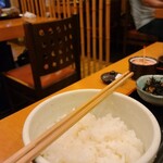 はせ川 - テーブル席でゆったり食事できます