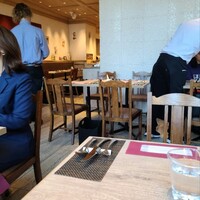 ゴドノフ東京 丸ビル店 - 内装です。女性客が目立ちました