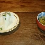 花の季 - 席に着くなり、サービスのお新香とお茶が出てきました。美味しかったです。