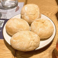 オービカ モッツァレラバー 横浜店 - テーブルチャージ500円につくパン