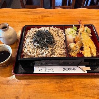 昼は老舗の自家製蕎麦を、夜はユニークな煮込みを満喫！