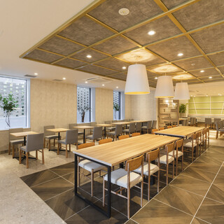 白を基調とした明るい店内で楽しいひと時をお過ごしください