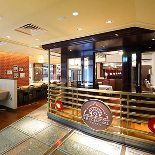 食堂車をイメージした空間に個室完備。ベビーカーのままご来店可