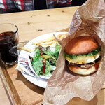 ビッツ - チーズエッグバーガーオニオンリング＆ポテトセット、アイスコーヒー