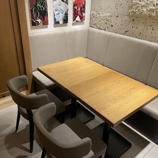 女性も入りやすい明るくお洒落な空間◎接待や女子会も大歓迎♪