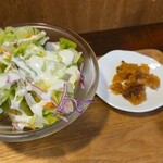 キッチン ブルー グローブ - サラダ、福神漬けのアップ