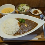 キッチン ブルー グローブ - 牛挽肉と茸の薬膳カレーとコーンスープ