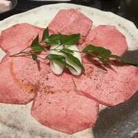 焼肉 喰心 - タン元薄切り：めちゃ美味しかったです！