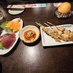 白木屋 - マグロ刺し  サーモン刺し  いか下足キムチ  鶏モモ(塩2本)  鶏皮(塩２本)