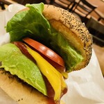 クアアイナ 三井アウトレットパーク入間店 - ケチャップとマスタードをたっぷりかけていただきます