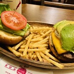 クアアイナ 三井アウトレットパーク入間店 - 厚切りチーズアボカドバーガーセット