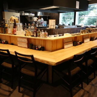 臨場感が魅力のカウンター席や個室など多彩な席種を完備