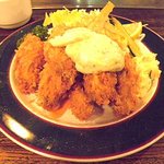 ホップワン - カキフライ　可愛いサービスの娘がタルタルソース大盛りにしてくれました