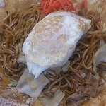 ホルモン焼 夏冬 - 行田名物のフライに焼きそばがのってます。