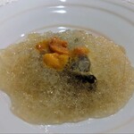 鮨 恭大 - 蒸し鮑の冷製、特製ジュレがけ&ウニのせ