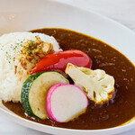 隠れ家キッチン NaNon. - グリル野菜のせ欧風カレーライス