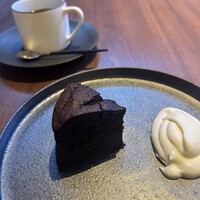Bistro NOHGA  - デザートのチョコケーキ。生クリーム添え。これはコースには入っておりませんのでご注意。