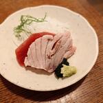 釜めし菜時記 さき亭 - コースのお刺身、マグロの赤身と中トロ、なぜか中トロの片面だけ湯霜作りに