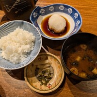 豚捨 KITTE丸の内店 - ご飯、赤出汁
