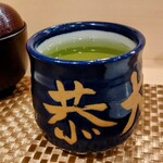 鮨 恭大 - 湯呑にも鮨恭大(やすひろ)さんのロゴが描かれてます。