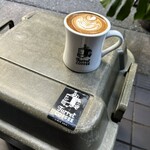 Turret Coffee - 外のテーブルで