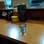 らーめん あお屋 - 最初のお冷は店員さんが持って来てくれました。以降はセルフサービスです（笑）