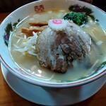 らーめん あお屋 - 来ましたよ！塩ラーメン！ 見た目はコテコテな感じの濁ったスープに炭火焼きチャーシューの乗ったラーメン。