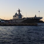 中央酒場 - JR横須賀駅前から見た護衛艦