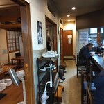 麺屋 菜々兵衛 本店 - 趣きのある店内には、有名な方のサインが✨