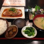 九州料理 居酒屋 永山本店 - 本日のお刺身と焼き魚定食
            
            一番良かったのは小鉢の
            菜の花のお浸しでした。