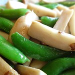 ＧＡ倶楽部 - 料理写真:エリンギ茸とスナップ豆のバター炒め