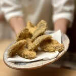 徳ㇵ本也 - ❺ 高野山産松茸のフライ
      〜高野山の松茸をフライにして、焼き松茸とはまた違った旨味と香りに悶絶してしまう。今年は焼き松茸を頂く機会が多かったの美味さが爆発する。銀杏もまた旨し。