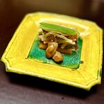 徳ㇵ本也 - ❻柿なます
      〜口直し的な柿なます。大徳寺麩、胡桃、大根、人参の野菜胡麻和え。