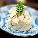 徳ㇵ本也 - ❶松茸飯蒸し
      〜京丹後の新米に高野山の松茸を炊き込み、更に薄くスライスした松茸は。歯応えがシャキシャキで香りが鼻から抜ける幸せ。ご飯の中には渋皮のついた丹波栗が丸ごと、口の中は"秋"。