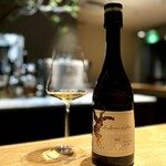 マンサルヴァ - ローヌの白は好きなんですが、これは珍しいですね。
      マルサンヌ100％のサン・ジョセフ。
      ナッティなので、バターによく合いますし、相手を選ぶワインですから、出番として最高ですね。