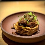 マンサルヴァ - 黒豚、黒ニンニク、黒ビール。実はさらに黒牛蒡も。
      名前ほど黒々していなくて、いつもの完璧なキタッラです(^^)