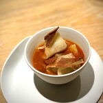 マンサルヴァ - これも好きですねぇ(^^)
      コースの中に必ずと言っていいほど挟まれる、郷土料理を再構築した一皿。
      マルミタコとは、バスクの漁師飯の魚スープ。
      気持ちが帰って来ていない私には、もうタイムリー過ぎる♪