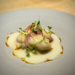 マンサルヴァ - バターの風味と貝の相性は言うに及ばず。
      下にはカルナローリ米が隠れていて、食べ応えもある温前菜。
      歯応えがしっかりしているので、北寄貝には包丁を入れてもいいかも。