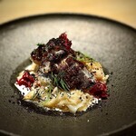 マンサルヴァ - 脂乗りのいいカマス。
      あえて味の主張が弱い茸を選んで食感に加え、程よいゴルゴンゾーラのコクをビネガーの酸が和らげる。
      もちろん、トリュフにも存在感があって、これだけの食材をまとめ上げるんだから、見事！