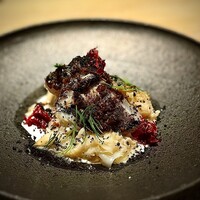 マンサルヴァ - 脂乗りのいいカマス。
                    あえて味の主張が弱い茸を選んで食感に加え、程よいゴルゴンゾーラのコクをビネガーの酸が和らげる。
                    もちろん、トリュフにも存在感があって、これだけの食材をまとめ上げるんだから、見事！