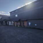 そば小川 - 駐車場かなりあります　裏玄関