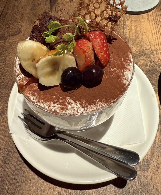 魚政ビル5階つき当たりのおしゃれ夜カフェ！１３００～１７００円のパフェ : 夜カフェ mellowの写真