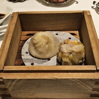 水綾閣 - 本日の点心二種
                    ・海老シュウマイ蟹卵載せ
                    ・ショウロンポー、黒酢と針生姜で