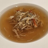 水綾閣 - 香港伝統の碗仔翅(スープ)を贅沢なスタイルで
                      ふかひれ蟹鶏肉筍のとろみのあるスープ