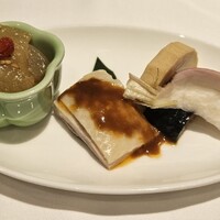 水綾閣 - 本日のアミューズ
                    くらげ、蒸し鶏胡麻ダレ、山芋ナス蕪の酢漬け