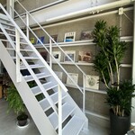 カフェ ヒップ カルイザワ - オシャレ階段