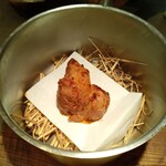 L'eau Blanche - 燻製中のひなもり豚