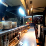 カウンター席と奥に6人掛けテーブル1つ。